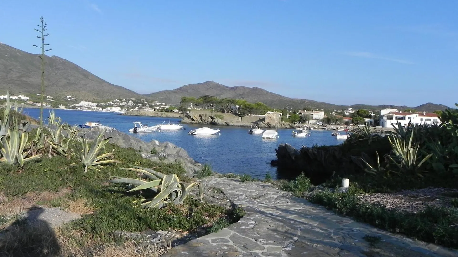 Isla Privada En Cadaques De Ensueno Con 11 Habitaciones Dobles Con Bano Privado Y Piscina Villa